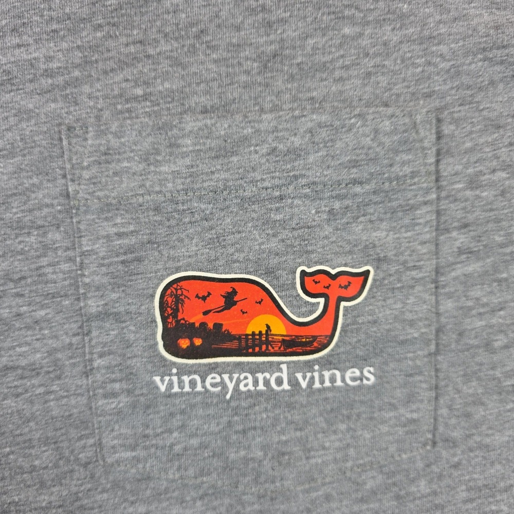 Vineyard Vines Mens Halloween Witch Whale Graphic Pocket T-Shirt Gray Small - Picture 3 of 8